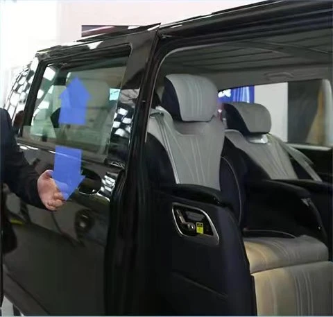 One-key lift function of middle door glass