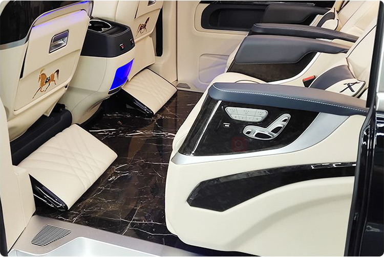 The effect of the Mercedes-Benz Vito after installing the black and white root pattern marble floor