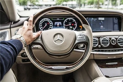 How to control the steering wheel correctly when driving?