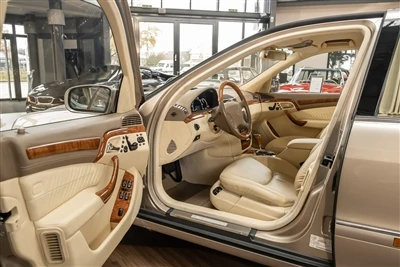 What is the difference between Mercedes W220 and W221?